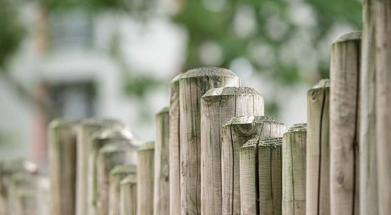 A MEDIATOR TO EXPRESS ONESELF IN THE MIDDLE OF A FENCE WAR