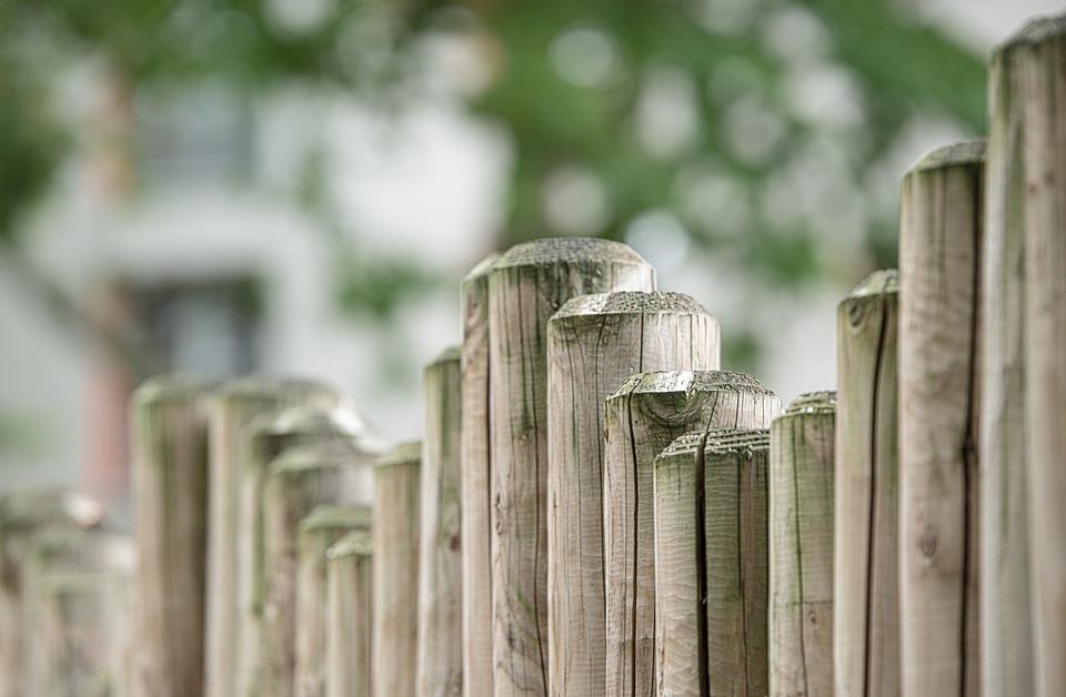 A MEDIATOR TO EXPRESS ONESELF IN THE MIDDLE OF A FENCE WAR